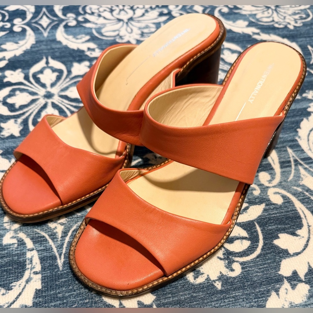 Intentionally Blank Women's Coral and Tan Courts Size 8